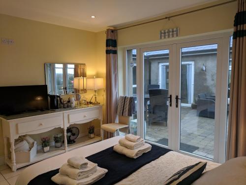 Телевизор и/или развлекательный центр в The Garden Room, Portrush