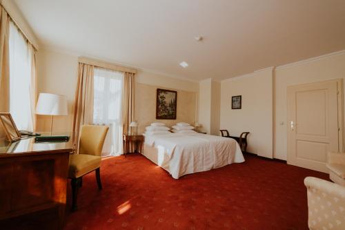 a hotel room with a bed and a desk and a desk at Hotel La Residenza in Timişoara