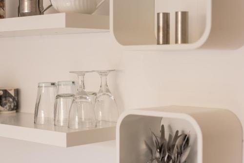 un bancone della cucina con bottiglie di vetro e lavandino di Garden Studio Apartment St Andrews - Free Parking a St Andrews