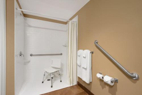 Ein Badezimmer in der Unterkunft Microtel Inn & Suites by Wyndham - Timmins
