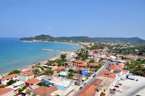 uma vista aérea de uma cidade e do oceano em Monte Blu Holiday Apartment em Alykes