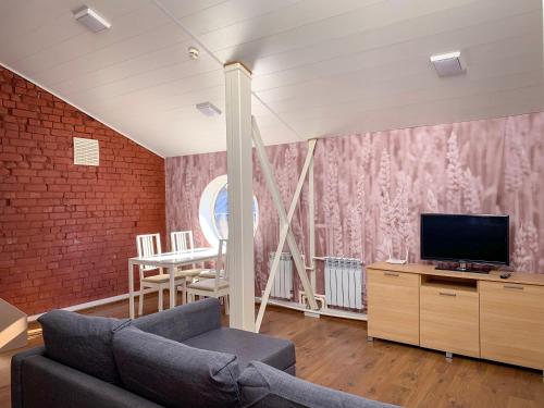uma sala de estar com um sofá e uma televisão em Apartments Vyborg em Vyborg