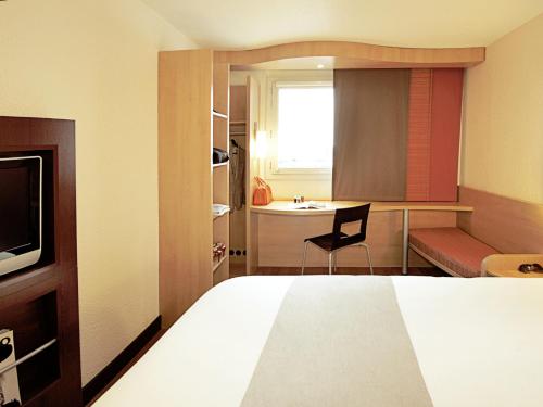Säng eller sängar i ett rum på Hotel ibis Lisboa Jose Malhoa
