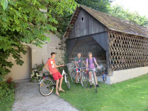 a group of three people with their bikes in a building at Appartement Landhaus Felsenkeller in Sankt Kanzian