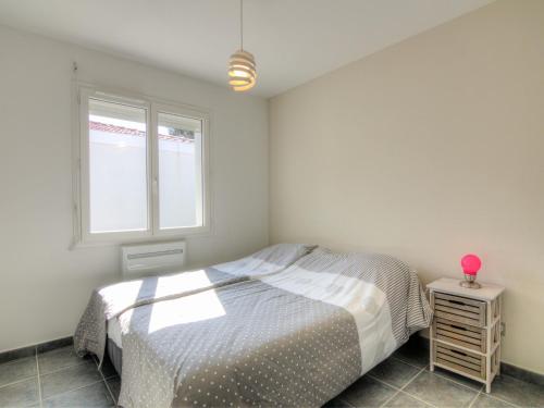 une chambre avec un lit et une fenêtre dans l'établissement Holiday Home La Plage by Interhome, à Labenne