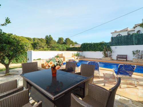 Balcon del MarにあるHoliday Home Mirau by Interhomeのパティオ(テーブル、椅子付)、プールが備わります。