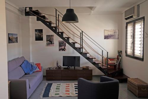 馬里納－迪拉古薩的住宿－GH36，带沙发和楼梯的客厅