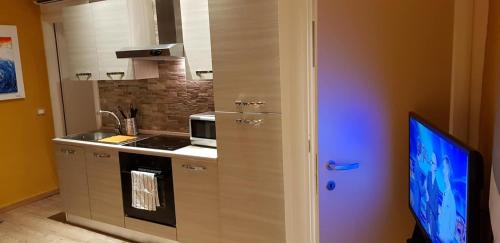 Il comprend une télévision ainsi qu'une cuisine équipée d'une cuisinière et d'un four micro-ondes. dans l'établissement Sky-Inn, à La Spezia