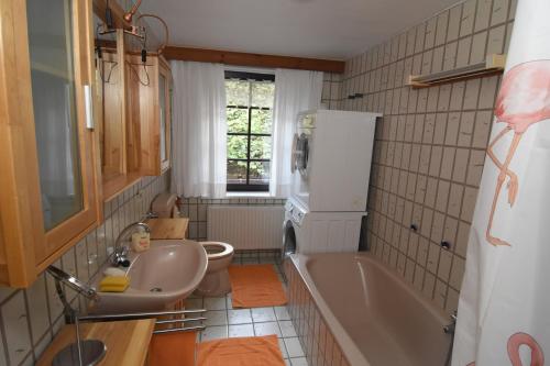 Ένα μπάνιο στο Ferienwohnung in herrlicher Waldrandlage