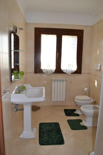y baño con lavabo y aseo. en Villa helios en Barletta