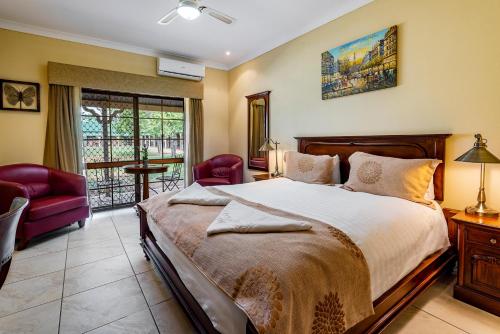 a bedroom with a large bed and a balcony at Overlander Homestead Motel in Roma