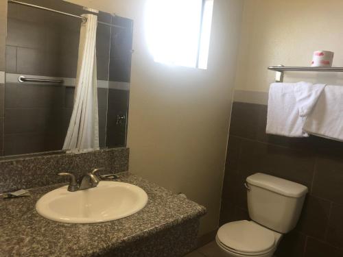 A bathroom at Robinhood Motel