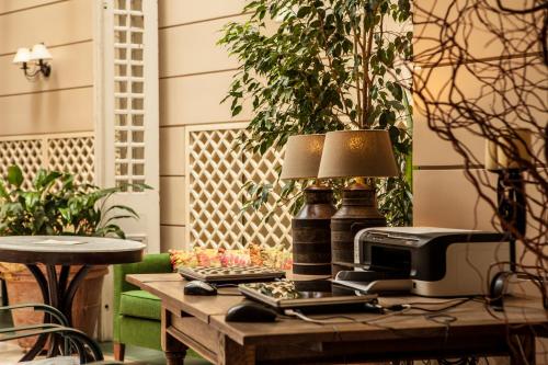 une table avec un ordinateur et une lampe. dans l'établissement Philippos Hotel, à Athènes