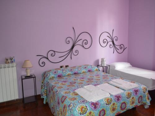 a bedroom with a bed and a purple wall at Il Giardino di Venere in Terni
