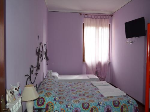 a bedroom with a bed and a window at Il Giardino di Venere in Terni