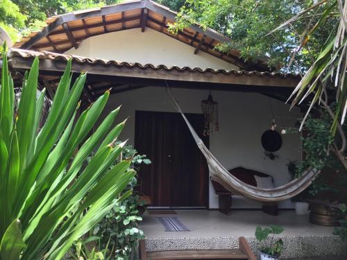 Taman di luar Pousada Roana