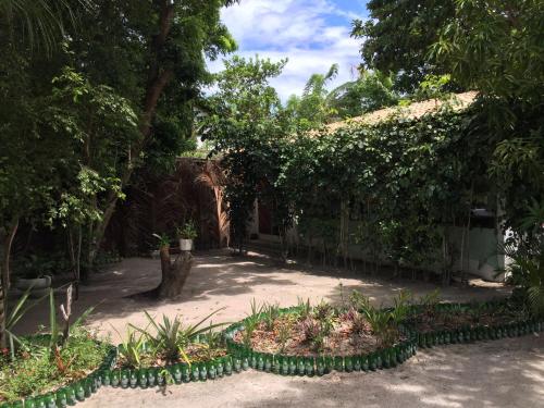Taman di luar Pousada Roana