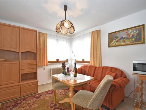 ein Wohnzimmer mit einem Sofa und einem Tisch in der Unterkunft Stunning apartment with terrace in Saxony in Bad Elster