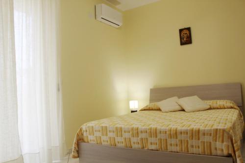 Un pat sau paturi într-o cameră la Casa, Mare-Etna-Taormina