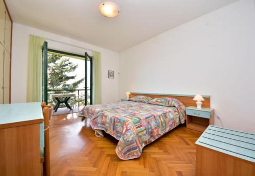 um quarto com uma cama e uma grande janela em Apartments Dome - 150m from sea em Zadar