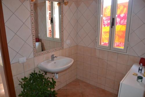 uma casa de banho com um lavatório e um espelho em Shaka guest house em Giba
