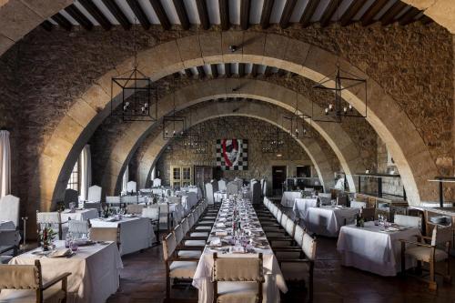 a large dining room with white tables and chairs at Parador de Siguenza in Sigüenza