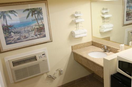 baño con lavabo y aire acondicionado en Town and Country Inn, en Santa Maria