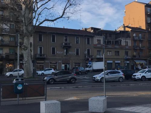 un gruppo di auto parcheggiate in un parcheggio di Hotel Sesto a Sesto San Giovanni