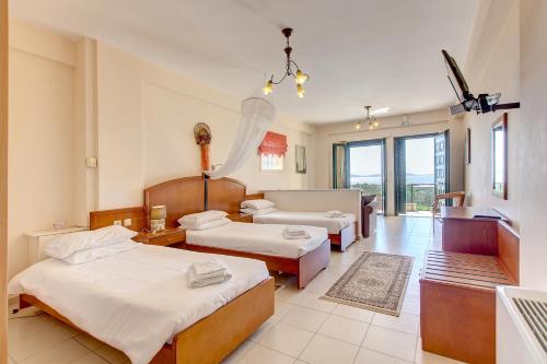 Posteľ alebo postele v izbe v ubytovaní Koronisia Apartments