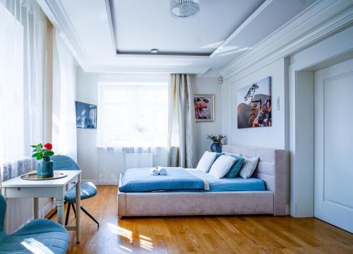 1 dormitorio con cama, mesa y ventana en roomsy guest house, en Sopot
