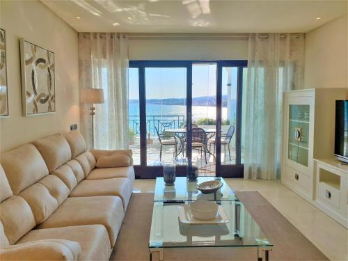 LUXURY APARTMENT FRONTAL TO THE SEA IN ESTEPONA DONCELLA BEACH