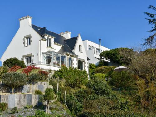 エルキにあるBeautiful holiday home with sea view in Erquyの山の上の白家