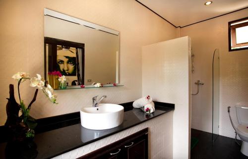 Koupelna v ubytování 3 Bedroom Seafront Villa with Bay View Koh Phangan SDV234-By Samui Dream Villas
