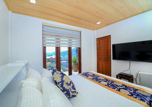 Televisyen dan/atau pusat hiburan di HummingBird Hill Cottage