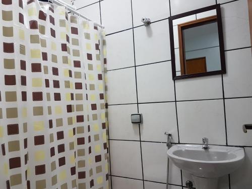 a bathroom with a sink and a mirror at B & A Suites Inn Hotel - Quarto Luxo Gold in Anápolis