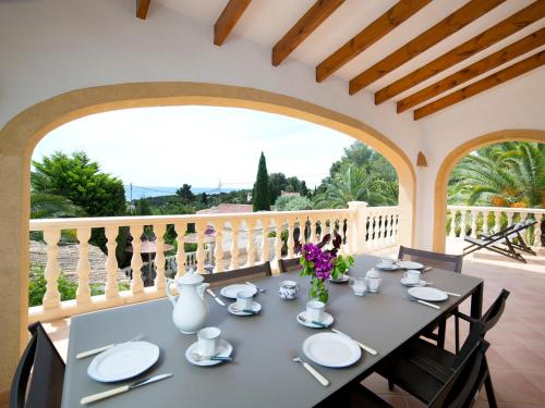 jadalnia ze stołem i balkonem w obiekcie Villa Mi Sueno by Interhome w mieście Fanadix
