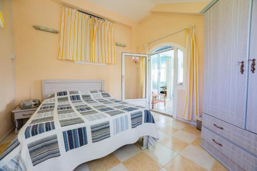 Säng eller sängar i ett rum på Villa Bella Charming Beachfront Guesthouse