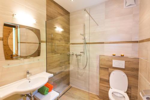 Hinterfischbachhof في رادستادت: حمام مع مرحاض ومغسلة ودش