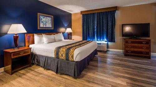 ein Hotelzimmer mit einem Bett und einem Flachbild-TV in der Unterkunft Best Western Potomac Mills in Woodbridge
