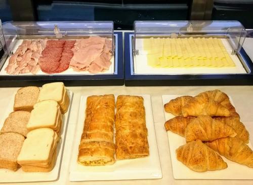 a display case with different types of bread and pastries at Guesthouse Verona in Verona