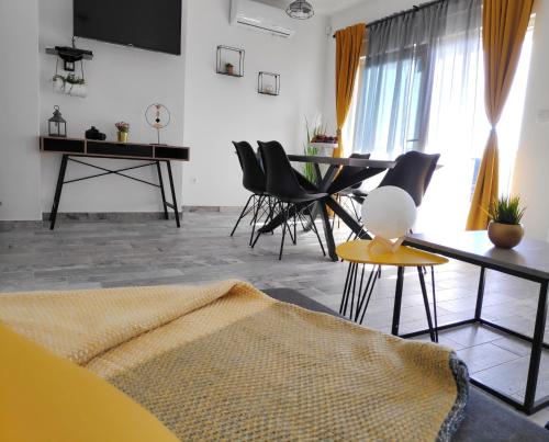 a living room with black chairs and a table at Maristo Apartments in Stara Novalja