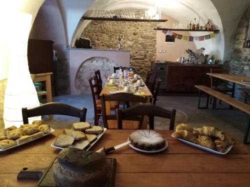 stół z różnymi rodzajami chleba i ciast w obiekcie Bed&climb Orco w mieście Orco Feglino