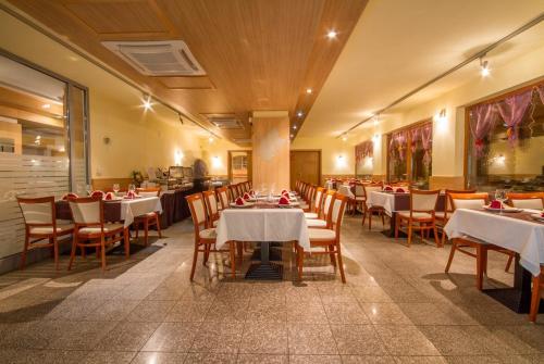 Restaurace v ubytování Happy Mammy Bababarát Apartmanház 1 - Hűvös utca