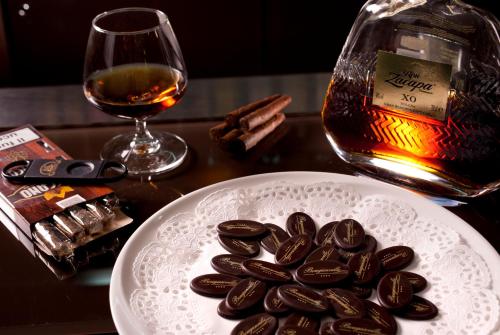 a plate of chocolate cookies and a glass of wine at Bouganville Hill Resort & Wellness Space in Picerno