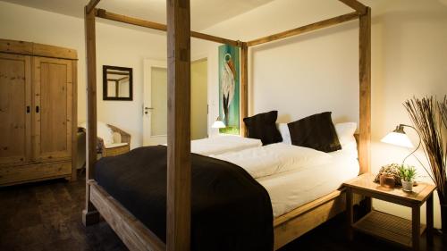 ein Schlafzimmer mit einem Himmelbett in einem Zimmer in der Unterkunft Pension Kerckenhof in Xanten