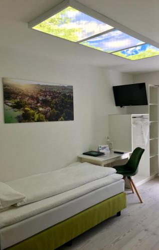 TV a/nebo společenská místnost v ubytování Hotel Murtenhof & Krone