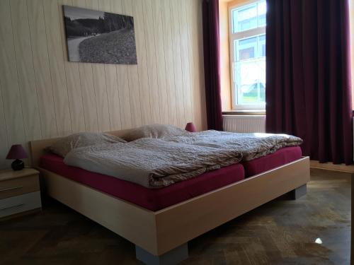 モンシャウにあるFerienhaus Bendsieferhofの窓付きのベッドルームのベッド1台