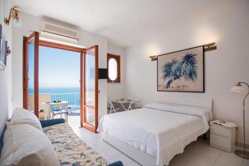1 dormitorio con cama y vistas al océano en Edera, en Amalfi