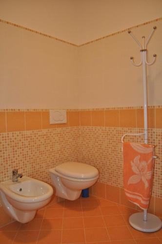 a bathroom with a toilet and a sink at Agriturismo MonteMaggio in Lapedona
