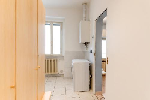 un bagno con lavatrice e asciugatrice in camera di RomagnaBNB Maroncelli a Forlì
